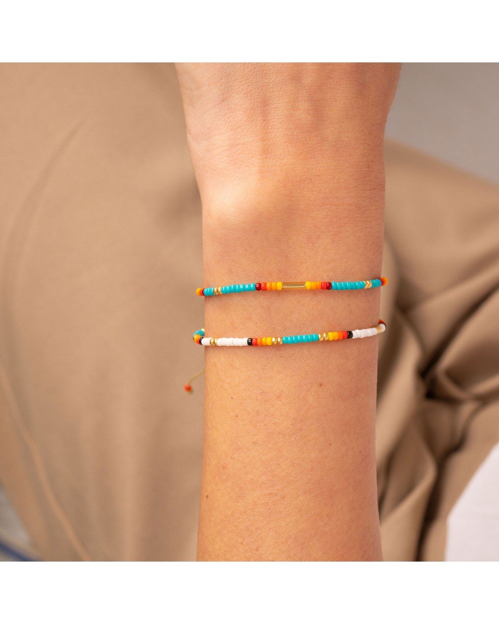 Βραχιόλι λεπτό μακραμέ Boho της Excite Fashion Jewellery, με χρυσές μπαρίτσες και πολύχρωμες χάντρες. B-110495-4 Κοσμήματα